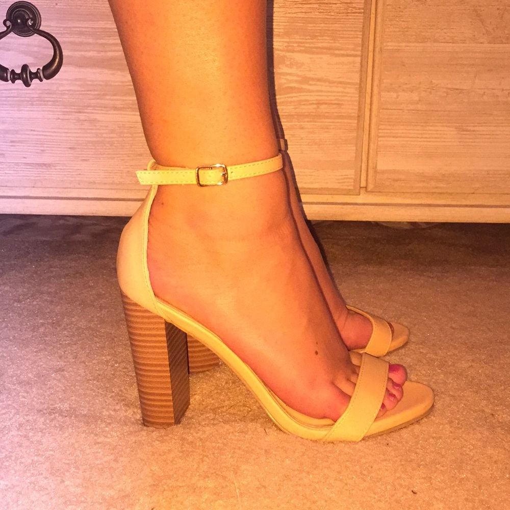 5 1/2 and can pick size 6 comfortably!